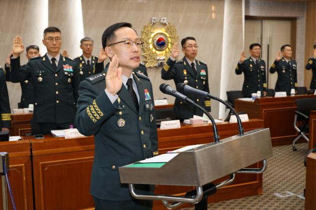  23일 충남 계룡대 육군본부에서 열린 국회 국방위원회의 육군본부에 대한 국정감사에서 박정환 육군참모총장이 선서하고 있다 사진연합뉴스