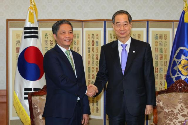 Thủ tướng Hàn Quốc Han Duck-soo phải tiếp Trưởng Ban Kinh tế Trung ương Việt Nam Trần Tuấn Anh ẢnhVăn phòng Thủ tướng