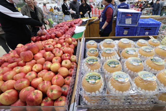 서울 한 대형마트에 진열된 사과와 배 사진연합뉴스