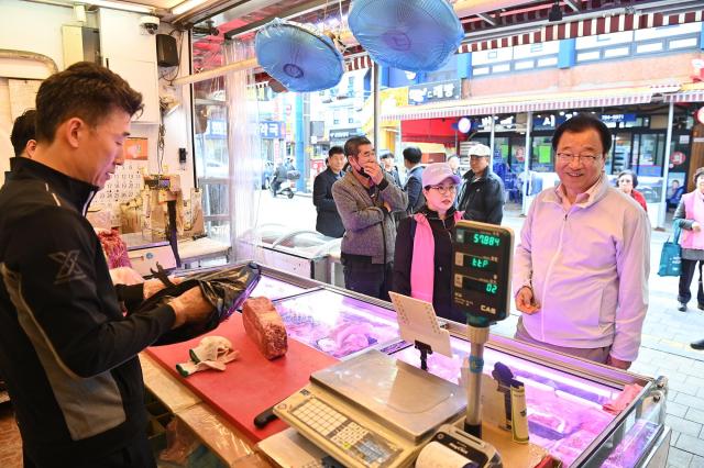 이현재 시장이 23일 전통시장에서 하남시 지역화폐 ‘하머니’를 사용해 식자재를 구입하고 있다 사진하남시