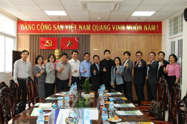 김영문 푸드나무 대표왼쪽 8번째는 지난 18일 베트남 롱안성을 방문해 현지 경제구역 관리위원회 관계자 기업인들과 무역·투자 활성화 방안을 논의한 뒤 사진을 찍고 있다 사진푸드나무