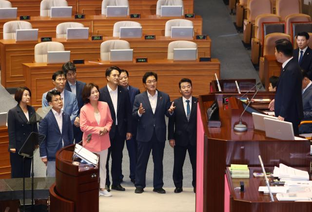 노란봉투법 상정 요구하는 야당 의원들
    서울연합뉴스 신준희 기자  21일 국회에서 열린 본회의에서 야당 의원들이 노란봉투법 상정을 요구하며 김진표 국회의장에게 항의하고 있다 2023921
    hamaynacokr2023-09-21 143523
저작권자 ⓒ 1980-2023 ㈜연합뉴스 무단 전재 재배포 금지저작권자 ⓒ 1980-2023 ㈜연합뉴스 무단 전재 재배포 금지