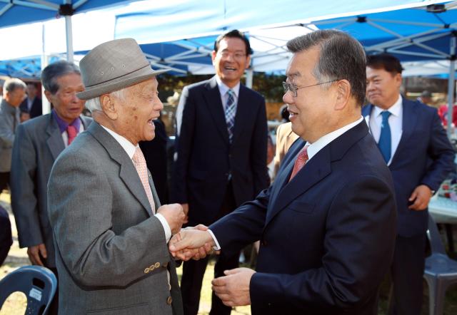 박일호 밀양시장이 지난 24일 밀양향교에서 개최된 기로연耆老宴 행사 참석 어르신들과 인사를 하고 있다사진밀양시