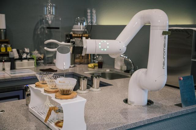 뉴로메카의 커피 제조용 협동로봇 사진뉴로메카
