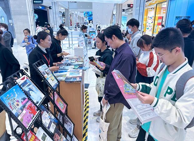 JNTO의 행사장에서 관광 팜플렛을 받는 사람들 21일 랴오닝성 다롄시