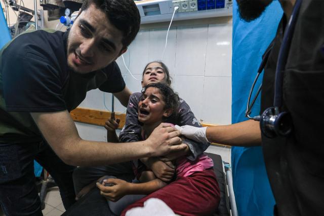 팔레스타인 무장 정파 하마스와 이스라엘 간 교전이 계속되는 10월 17일현지시간 가자지구 칸 유니스의 병원에서 이스라엘 공습으로 다친 어린이들이 치료받고 있다 사진AFP 연합뉴스