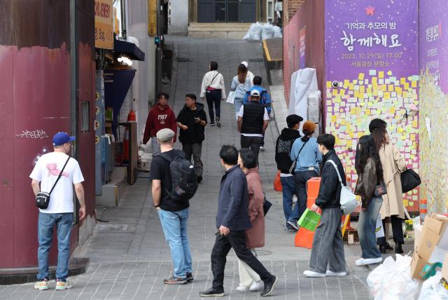 지난해 이태원 참사가 벌어진 골목에 행인들의 발길이 이어지고 있다. [사진=연합뉴스]