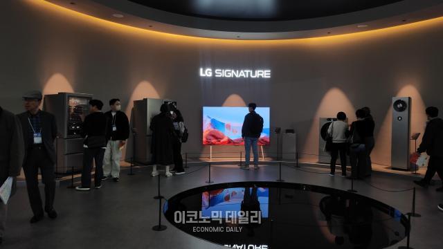 관람객들이 초超프리미엄 가전 LG 시그니처 제품군을 살펴보고 있다사진고은서 기자