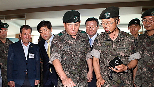 2015년 7월 22일 당시 김종배 육군 중장이 육군훈련소 다목적 강당인 ‘연무관’ 개관식을 갖고 강당 홍보관에 설치된 터치스크린으로 과거 훈련소 영상을 감상하고 있다 사진논산시청