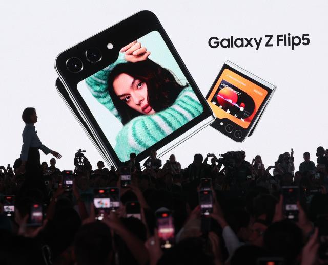 Đoạn quảng cáo Galaxy Z Flip 5 chiếu tại sự kiện Galaxy Unpack 2023 của Samsung Electronics được tổ chức tại COEX Seoul vào ngày chiều ngày 2672023 ẢnhSamsung Electronics