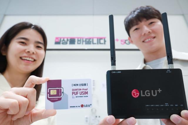LG유플러스 직원들이 ‘PQC PUF-USIM’을 소개하고 있는 모습사진LG유플러스