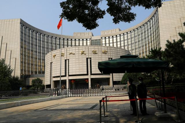 FILE PHOTO Paramilitary police officers stand guard in front of the headquarters of the Peoples Bank of China the central bank PBOC in Beijing China September 30 2022 REUTERSTingshu WangFile Photo2023-07-14 134226
저작권자 ⓒ 1980-2023 ㈜연합뉴스 무단 전재 재배포 금지REUTERS