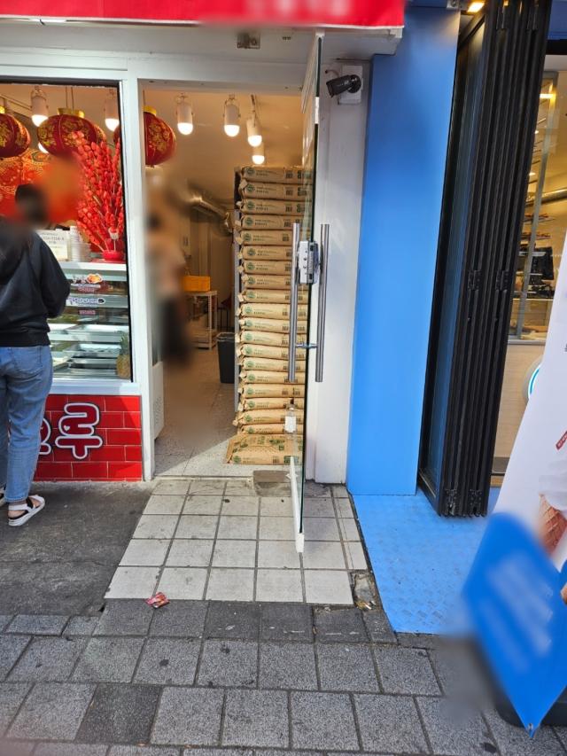 서울 관악구 신림동 소재 한 유명 프랜차이즈 탕후루 가게에 설탕이 쌓여 있다 사진신진영 기자