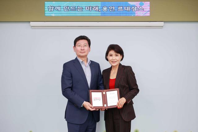 이상일 시장왼쪽이 이태분 스페인 아라곤주 한인회장과 기념 촬영을 하고 있다사진용인시