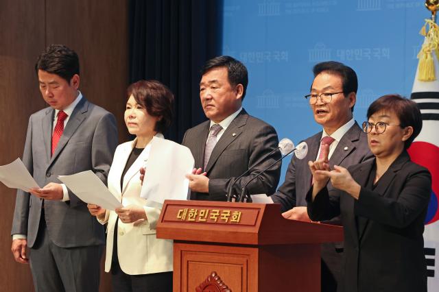 국민의힘 행안위원 국정원 선관위 보안점검 관련 기자회견
    서울연합뉴스 류영석 기자  26일 서울 여의도 국회 소통관에서 국민의힘 행정안전위원회 의원들이 국정원 선관위 보안점검 관련 기자회견을 하고 있다 20231026
    ondolynacokr2023-10-26 100301
저작권자 ⓒ 1980-2023 ㈜연합뉴스 무단 전재 재배포 금지저작권자 ⓒ 1980-2023 ㈜연합뉴스 무단 전재 재배포 금지