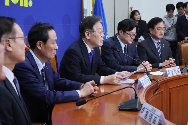 이재명 더불어민주당 대표가 26일 국회에서 열린 전·현직 원내대표 간담회에서 발언하고 있다 사진연합뉴스