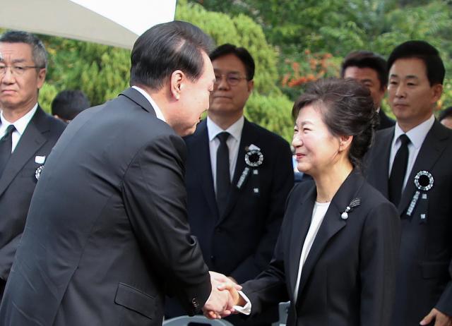 인사하는 윤석열 대통령과 박근혜 전 대통령
    서울연합뉴스 진성철 기자  윤석열 대통령이 26일 서울 동작구 국립서울현충원 박정희 전 대통령 묘역에서 열린 박 전 대통령 서거 제44주기 추도식에서 박근혜 전 대통령과 인사하고 있다  20231026  대통령실통신사진기자단
    zjinynacokr2023-10-26 114631
저작권자 ⓒ 1980-2023 ㈜연합뉴스 무단 전재 재배포 금지저작권자 ⓒ 1980-2023 ㈜연합뉴스 무단 전재 재배포 금지