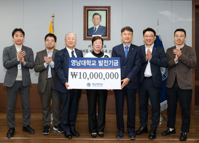 영일엔지니어링주 최태원 회장과 이창은 대표가 영남대학교에 발전기금 1000만 원을 기탁했다왼쪽에서 세 번째부터 최태원 회장 이창은 대표 최외출 총장사진영남대학교