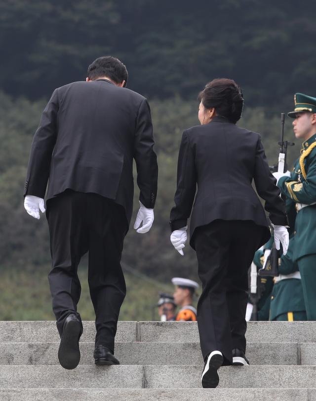 윤석열 대통령과 박근혜 전 대통령 함께 박정희 전 대통령 묘소 참배    
    서울연합뉴스 진성철 기자  윤석열 대통령과 박근혜 전 대통령이 26일 서울 동작구 국립서울현충원 박정희 전 대통령 묘역에서 박 전 대통령 서거 제44주기 추도식을 마치고 함께 묘소 참배에 나서고 있다   20231026  대통령실통신사진기자단
    zjinynacokr2023-10-26 123457
저작권자 ⓒ 1980-2023 ㈜연합뉴스 무단 전재 재배포 금지저작권자 ⓒ 1980-2023 ㈜연합뉴스 무단 전재 재배포 금지