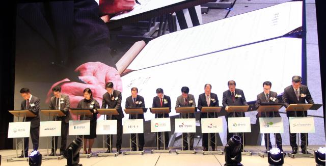 KG 모빌리티가 미래 발전 전략의 일환으로 전기차 배터리 팩 공장 설립을 위해 경상남도 및 창원시 그리고 KG 스틸과 상호 간에 투자와 고용 및 행정 지원을 위한 투자협약MOU을 체결했다고 밝혔다 사진은 체결식에서 서명을 하고 있는 모습