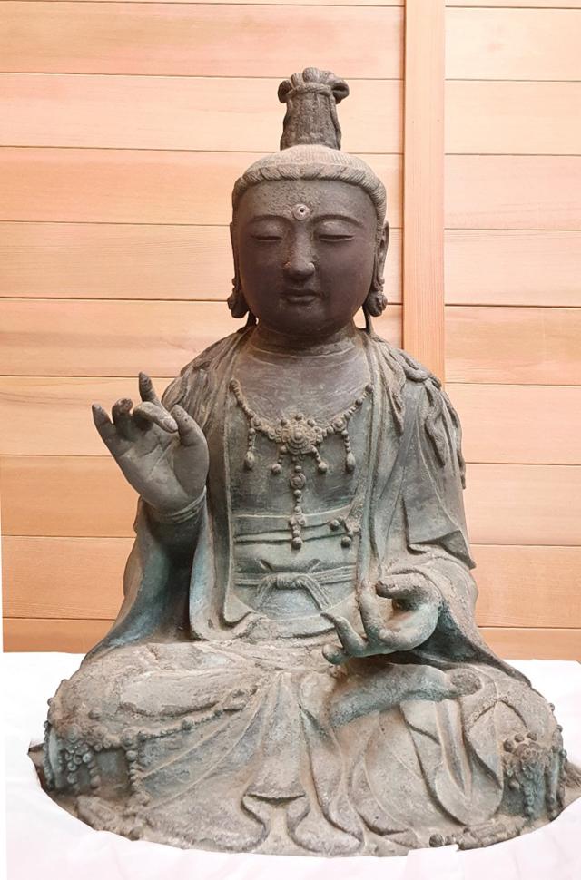 한국인 절도범들이 2012년 10월 일본 쓰시마의 사찰 간논지觀音寺에서 훔쳐 국내로 들여온 높이 505㎝·무게 386㎏의 금동관음보살좌상 사진연합뉴스