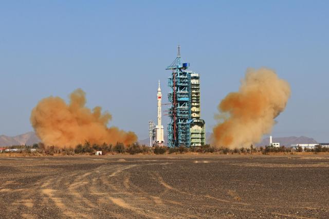 중국 유인우주선 ‘선저우 17호’가 26일 오전 11시 14분 중국 간쑤성 주취안위성발사센터에서 성공리에 발사됐다 