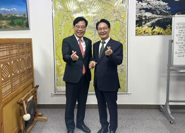 심덕섭 고창군수오른쪽가 국회 송언석 의원예산결산특별위원회 간사을 만나 국가예산 반영을 요청하고 있다사진고창군