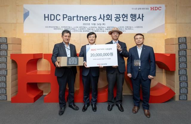 왼쪽부터 황기만 세아건설 대표이사 김회언 HDC현대산업개발 대표이사 이경직 용산복지재단 사무국장 조태제 HDC현대산업개발 건설본부장 사진HDC현산 