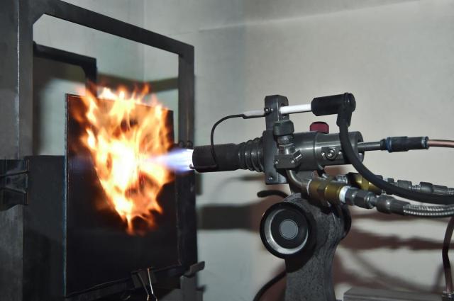 1500도 이상의 열과 압력을 가해도 20분 이상 견디는 특수 난연 CFT의 테스트 모습 사진LG화학