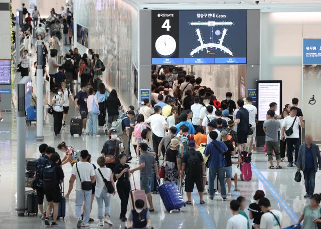 지난 8월 인천국제공항 제1터미널이 이용객으로 붐비고 있는 모습 사진연합뉴스
