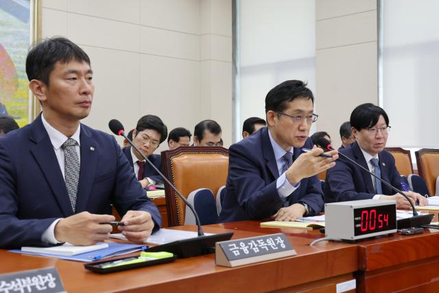 김주현 금융위원장가운데이 27일 국회에서 열린 정무위원회 국정감사에서 의원 질의에 답하고 있다 왼쪽은 이복현 금융감독원장사진연합뉴스