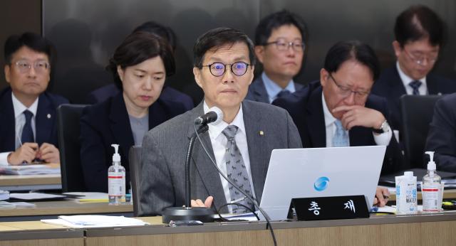 이창용 한국은행 총재가 의원의 질의에 답하고 있다 사진연합뉴스