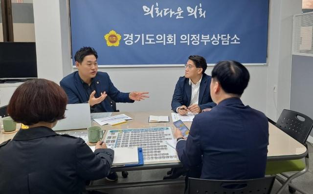 오석규 경기도의원왼쪽이 지난 26일 경기도의회 의정부사무소에서 경기도청 관계자 등과 정담회를 하고 있다사진경기도의회