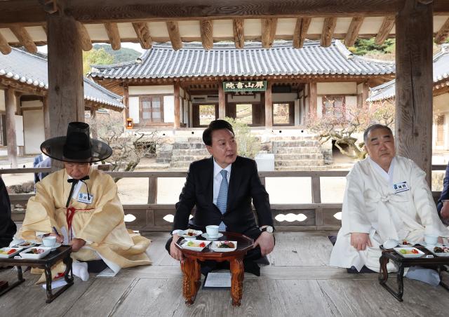 윤석열 대통령이 27일 오후 경북 안동 병산서원에서 열린 유림간담회에서 발언하고 있다사진연합뉴스