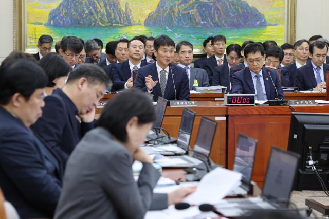 이복현 금융감독원장이 27일 국회에서 열린 정무위원회 국정감사에서 의원 질의에 답하고 있다 사진연합뉴스