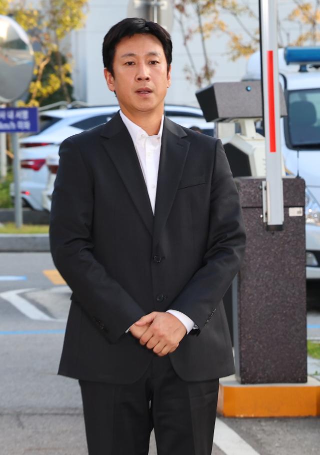 마약 혐의 이선균 경찰 출석
인천연합뉴스 임순석 기자 마약 투약 혐의를 받는 배우 이선균씨가 28일 오후 조사를 받기 위해 인천논현경찰서에 있는 인천경찰청 마약범죄수사계에 출석하고 있다 20231028
soonseok02ynacokr2023-10-28 165609
저작권자 ⓒ 1980-2023 ㈜연합뉴스 무단 전재 재배포 금지저작권자 ⓒ 1980-2023 ㈜연합뉴스 무단 전재 재배포 금지