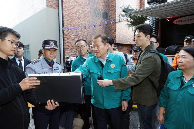 이상민 행정안전부 장관이 28일 오전 서울시 마포구 홍대거리를 방문하여 인파관리대책 현장 안전 점검을 하고 있다 사진행안부