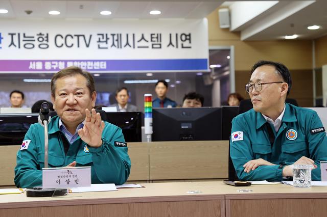 이상민 행정안전부 장관이 28일 오전 서울시 마포구 홍대거리를 방문하여 인파관리대책 현장 안전 점검을 하고 있다 사진행안부