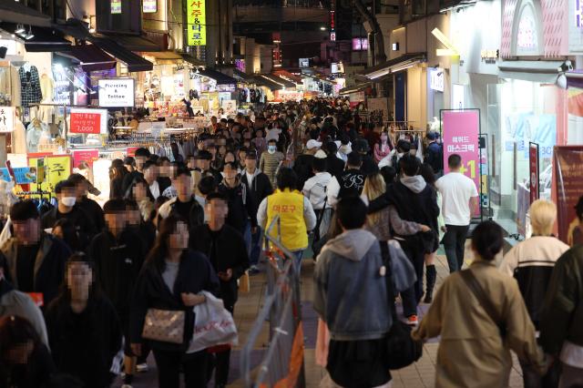 핼러윈 데이를 앞둔 28일 서울 마포구 홍대 거리가 시민들로 붐비고 있다 사진연합뉴스