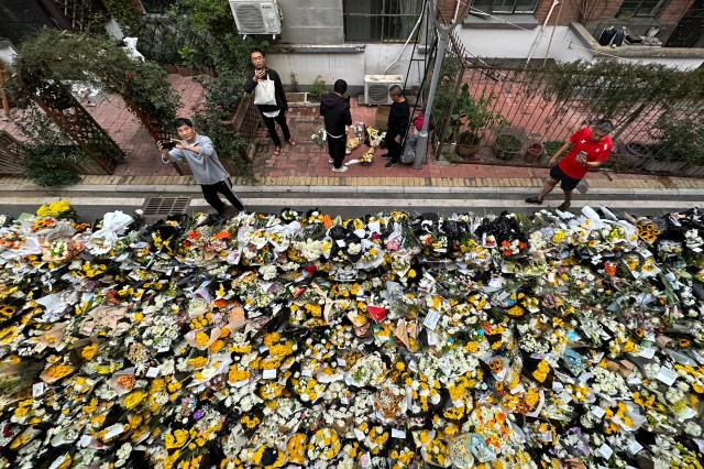 Residents take pictures as they walk by flowers laid outside a residential building where the late Chinese Premier Li Keqiang spent his childhood in Hefei city in central Chinas Anhui province Saturday Oct 28 2023 The sudden death of Chinas former second-ranking leader Li Keqiang has shocked many people in the country with tributes offered up to the ex-official who promised market-oriented reforms but was politically sidelined Chinatopix via AP CHINA OUT2023-10-28 103944
저작권자 ⓒ 1980-2023 ㈜연합뉴스 무단 전재 재배포 금지Chinatopix