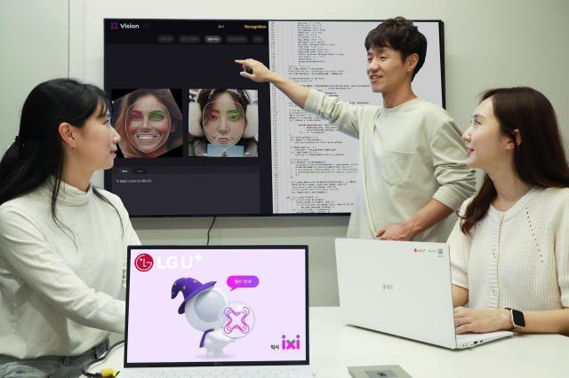LG유플러스 임직원들이 AI 브랜드 익시의 AI 기술을 테스트하는 모습사진LG유플러스