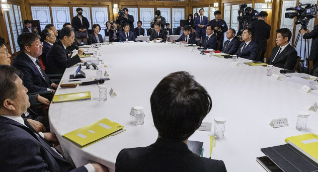 29일 오전 서울 종로구 삼청동 총리 공관에서 고위당정협의회가 개최됐다 사진연합뉴스