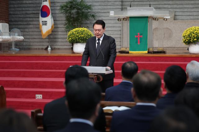 이태원 참사 1주기 추도사하는 윤석열 대통령
    서울연합뉴스 진성철 기자  윤석열 대통령이 29일 서울 성북구 영암교회에서 열린 이태원 참사 1주기 추도 예배에서 추도사를 하고 있다  20231029   대통령실 제공 재판매 및 DB 금지
    zjinynacokr2023-10-29 140643
저작권자 ⓒ 1980-2023 ㈜연합뉴스 무단 전재 재배포 금지저작권자 ⓒ 1980-2023 ㈜연합뉴스 무단 전재 재배포 금지