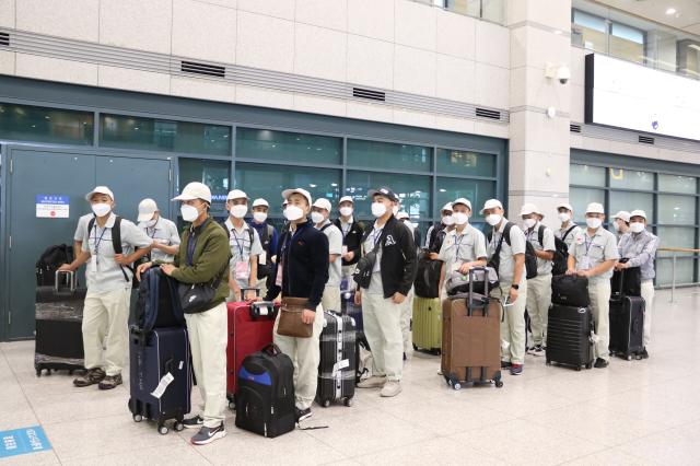 인천국제공항에서 입국 심사 대기 중인 베트남 근로자들 사진베트남통신사