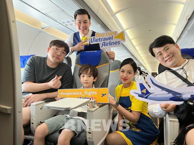 비엣트레블항공을 타고 베트남으로 가고 있는 한국인 관광객들 사진베트남통신사
