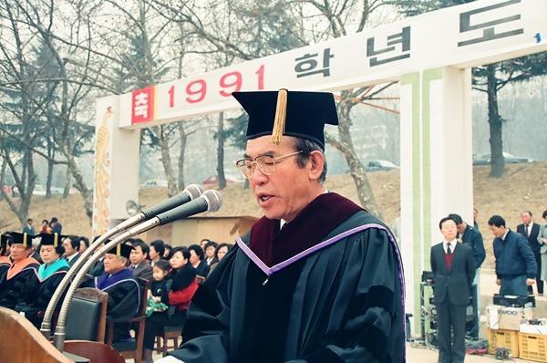 1991년 3월 조선대학교 입학식에서 축사를 하고 있는 이돈명 총장