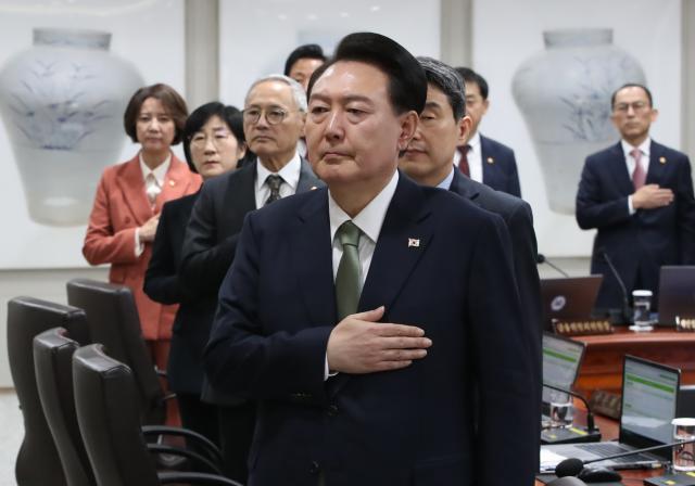 국무회의 국기에 경례하는 윤석열 대통령
    서울연합뉴스 진성철 기자  윤석열 대통령이 30일 서울 용산 대통령실 청사에서 열린 국무회의에서 국기에 경례하고 있다 20231030  대통령실통신사진기자단
    zjinynacokr2023-10-30 104304
저작권자 ⓒ 1980-2023 ㈜연합뉴스 무단 전재 재배포 금지저작권자 ⓒ 1980-2023 ㈜연합뉴스 무단 전재 재배포 금지