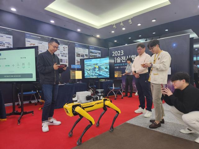 현대엔지니어링이 개최한 2023 스마트 건설 기술 전시회 현장 전시 사진현대엔지니어링