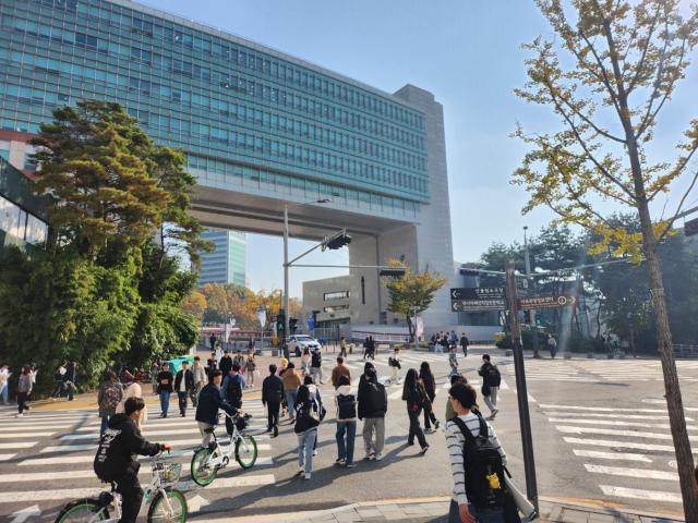 30일 오후 1시 48분께 서울 마포구 홍익대 앞 사거리를 학생들이 오가고 있다 사진권보경 기자