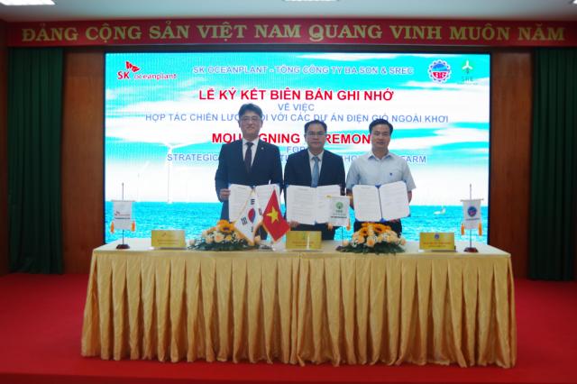 SK오션플랜트와 베트남 BaSon amp SREC 컨소시엄이 27일 베트남 현지에서 해상풍력 사업협력을 위한 업무협약MOU을 체결했다 사진SK오선플랜트